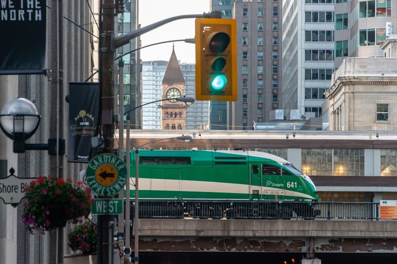 Picture of a GO Transit green train in Toronto (2019)